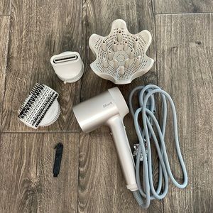 Shark Hairdryer W/ Attachments